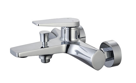 Single lever mandi atau shower mixer kamar mandi krom kuningan keran keran air dingin dan air panas dirancang modern OEM